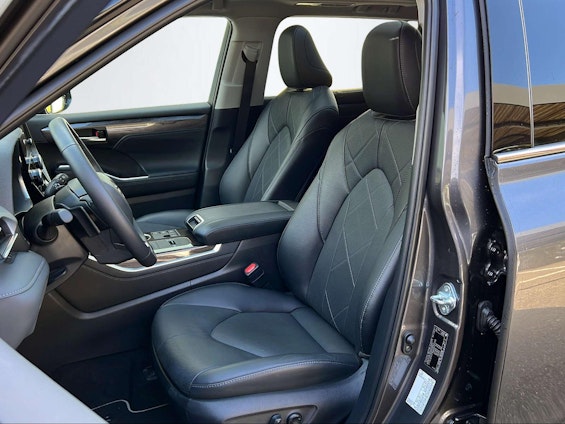 Vehicle image 13 Vehicle image 13