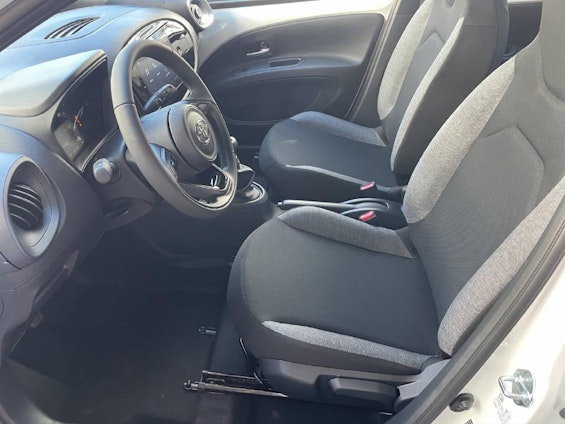 Vehicle image 10