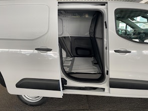 Vehicle image PEUGEOT Partner Kaw. 650 Standard 1.5 BlueHDI 100 S/S