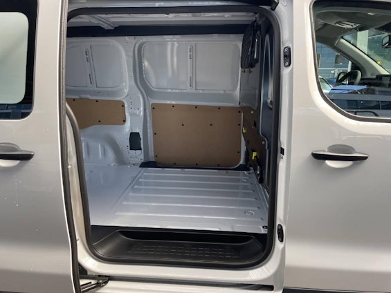 Vehicle image 9 Vehicle image 9