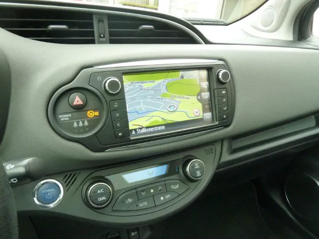 Toyota Yaris 1.5 VVT-i HSD Sol Premium