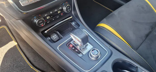 Mercedes-Benz CLA 45 AMG *Yellow Night Edition* 4m