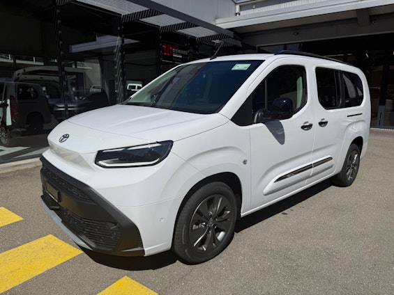 First vehicle image