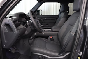 Vehicle image LAND ROVER Defender 110 3.0 D I6 300 X-Dynamic HSE