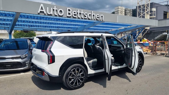 Vehicle image 6