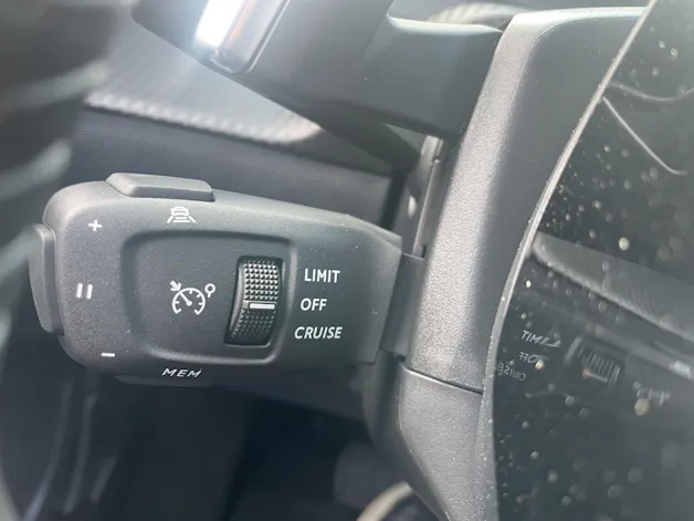 Peugeot 2008 1.2 Hybrid Allure Premium