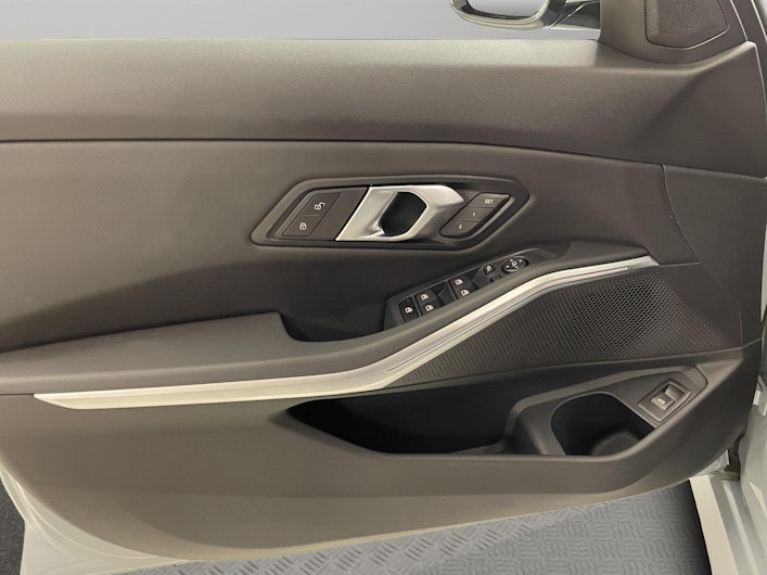 Vehicle image BMW 3 SERIES