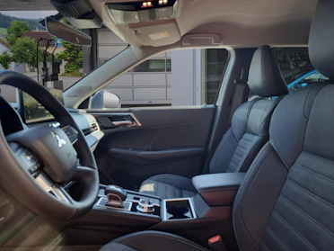 MITSUBISHI OUTLANDER 9