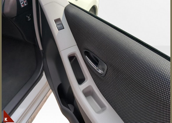 Vehicle image 16 Vehicle image 16