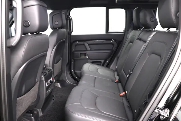 Land Rover Defender 110 3.0 D I6 250 X-Dynamic SE mit AHK