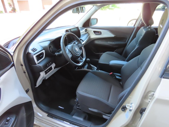 Vehicle image 6