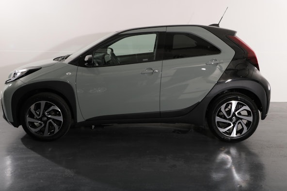 Vehicle image 3