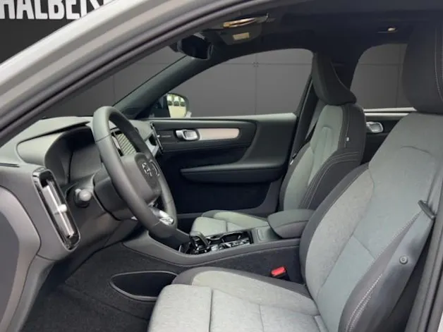 Volvo XC40 2.0 B3 MH Plus Dark