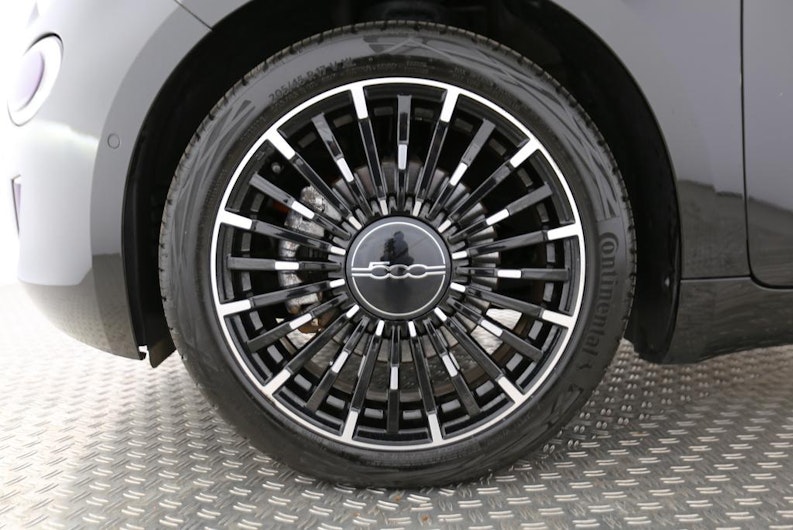 Vehicle image FIAT 500