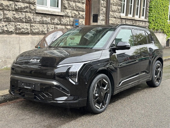 First vehicle image