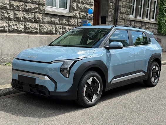 First vehicle image