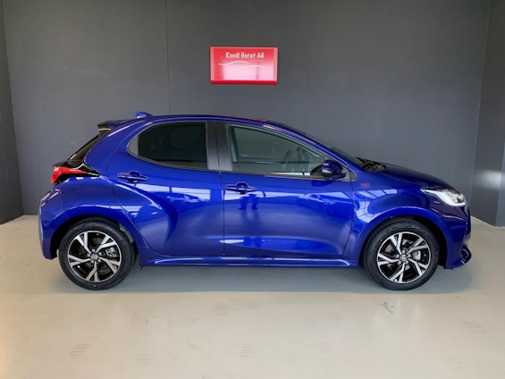 Vehicle image 10