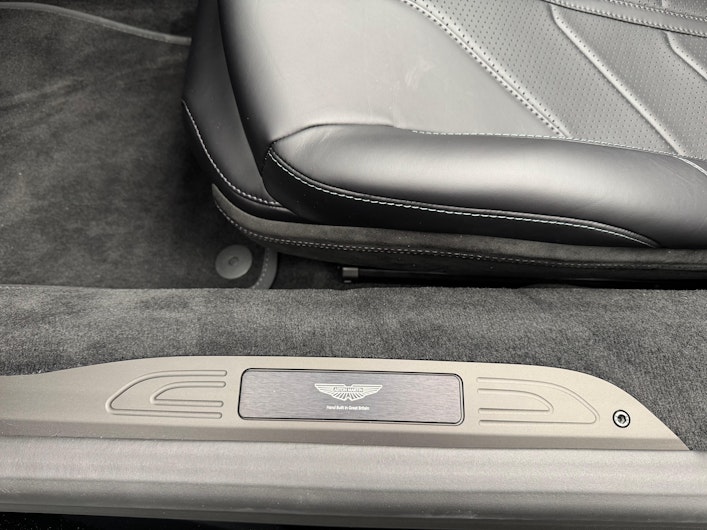 Vehicle image ASTON MARTIN V12 Vantage