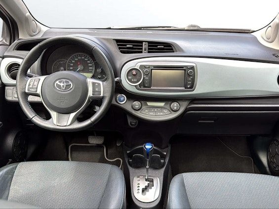 Vehicle image 10