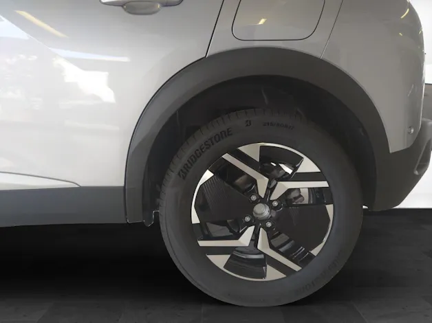 Peugeot 2008 1.2 Hybrid Allure Premium