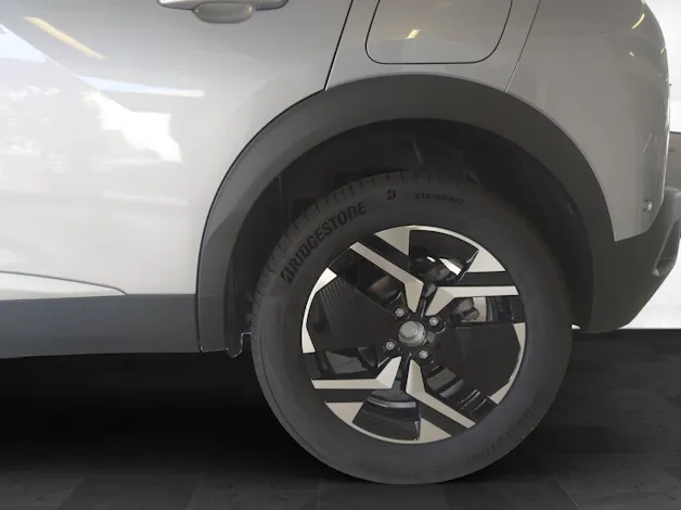 Peugeot 2008 1.2 Hybrid Allure Premium