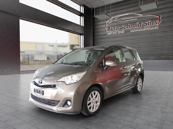 First vehicle image