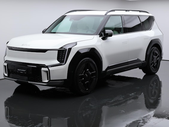 First vehicle image