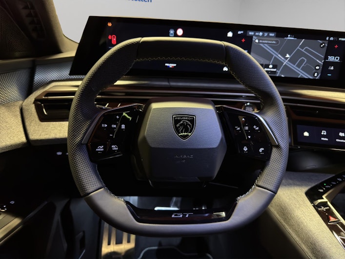 Vehicle image PEUGEOT 5008