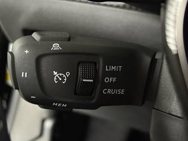 Peugeot 2008 1.2 Hybrid Allure Premium