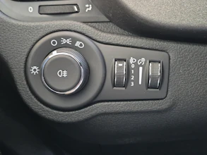 https://vehicle.imgix.net/3958859/b83281c9-344c-4181-a49c-ba3517fec13e.jpg