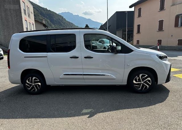 Vehicle image 3 Vehicle image 3