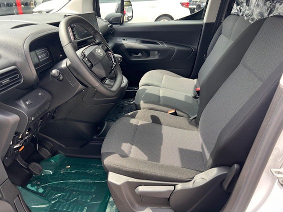 Vehicle image 8 Vehicle image 8