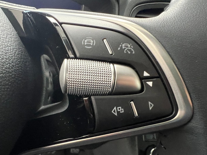 Vehicle image SKODA KAROQ