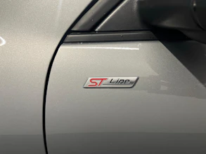 https://vehicle.imgix.net/3960453/4c29a6cb-aab0-41b0-b8a8-62f54322c2ea.jpg