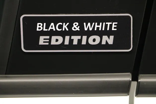 Toyota Yaris 1.5 HEV Black & White Edition