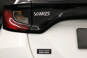 Toyota Yaris 1.5 HEV Black & White Edition