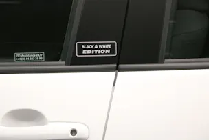 Toyota Yaris 1.5 HEV Black & White Edition