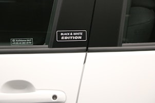 Vehicle image TOYOTA Yaris 1.5 HEV Black & White Edition