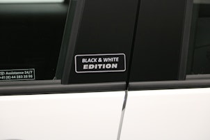 Vehicle image TOYOTA Yaris 1.5 HEV Black & White Edition