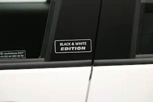 Toyota Yaris 1.5 HEV Black & White Edition