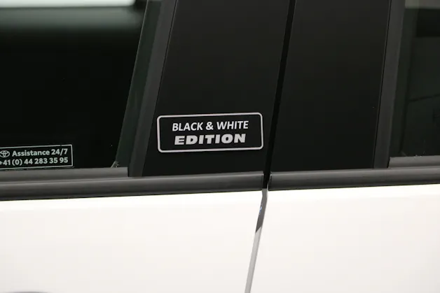 Toyota Yaris 1.5 HEV Black & White Edition
