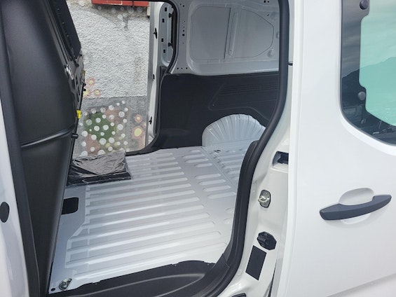 Vehicle image 15 Vehicle image 15