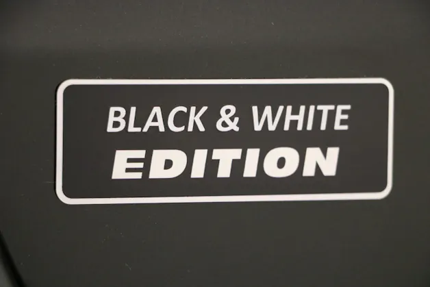 Toyota Yaris 1.5 HEV Black & White Edition