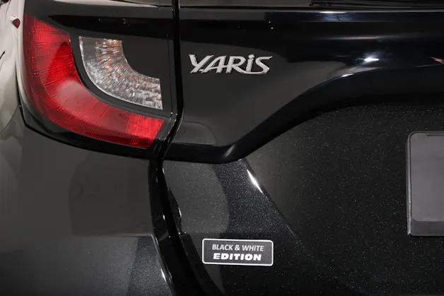 Toyota Yaris 1.5 HEV Black & White Edition