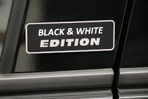 Toyota Yaris 1.5 HEV Black & White Edition