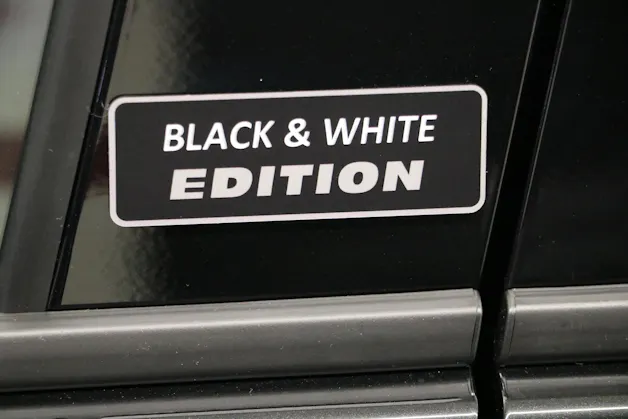 Toyota Yaris 1.5 HEV Black & White Edition