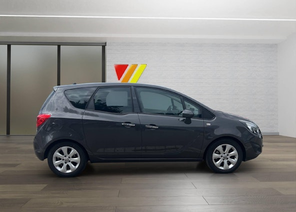 First vehicle image First vehicle image