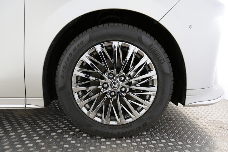 Vehicle image LEXUS LM