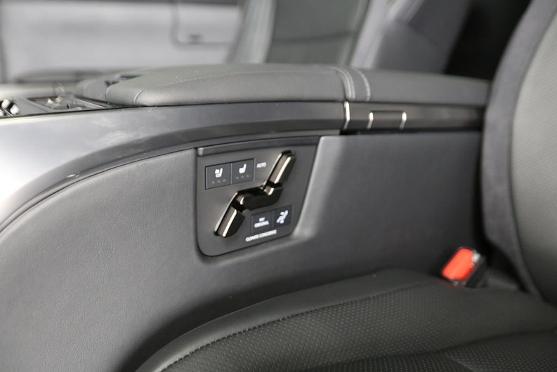 Vehicle image LEXUS LM