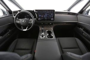 Vehicle image LEXUS LM 350h VIP